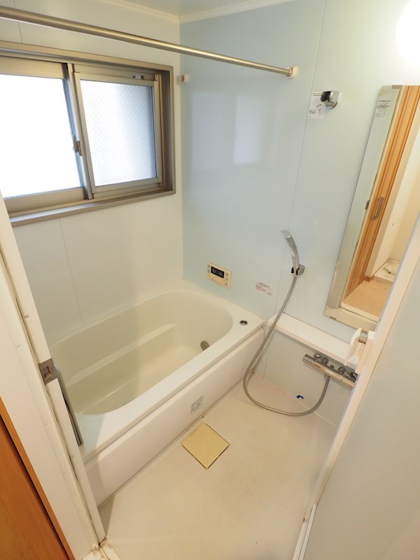 バス・シャワールーム　お風呂に窓あり。換気も十分です。