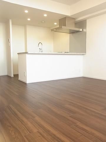 居室・リビング　カウンターキッチン付きのリビングダイニング