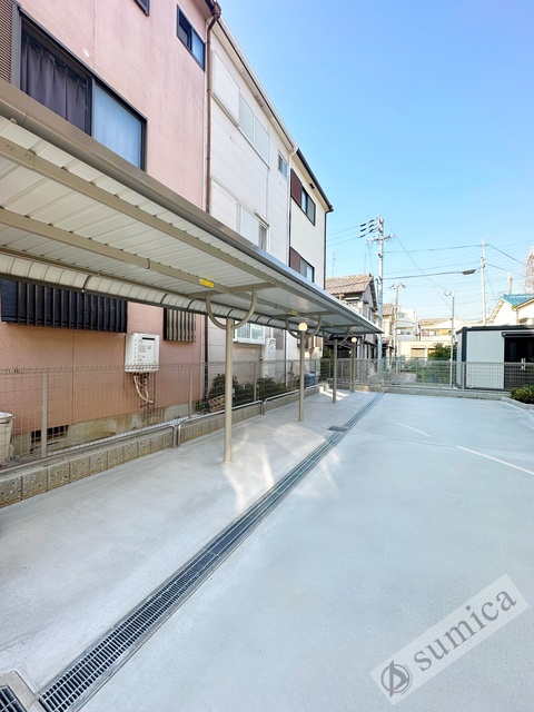 その他共有部分　屋根付き駐輪場。大事な自転車も雨でも安心♪