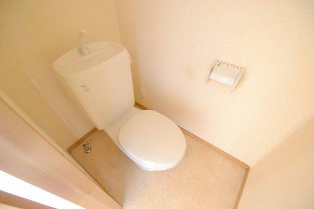 トイレ　清潔感のあるトイレスペース。