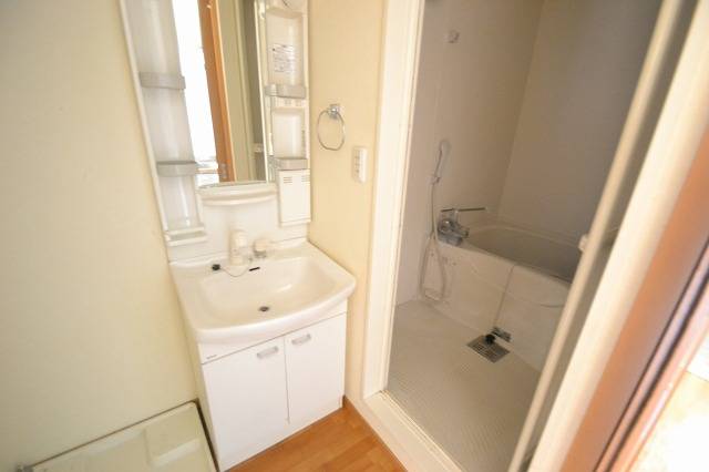 洗面設備　脱衣場付き。独立洗面台あり。