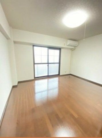 居室・リビング　南向きの明るい洋室です。