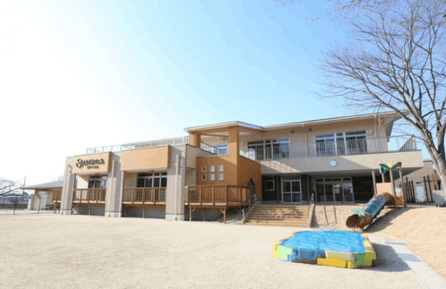幼稚園・保育園　認定こども園すみれ楽園（幼稚園・保育園）まで547m