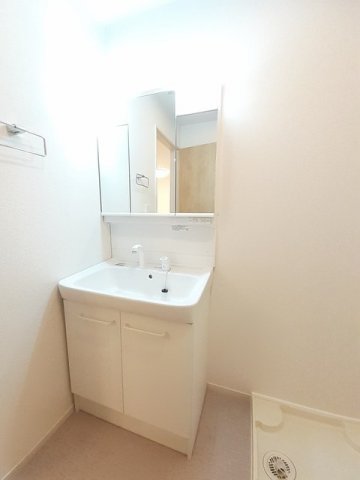 洗面設備　明るい洗面所です