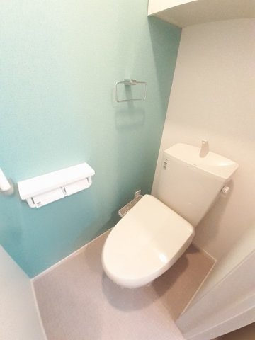 トイレ　落ち着いた色調のトイレです