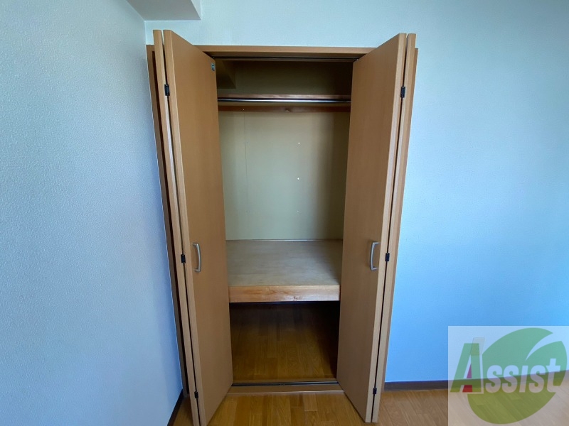 収納　こちらの収納にはハンガーをかけて服もしまえますね。