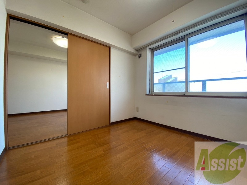 その他部屋・スペース　戸を閉めるとリビングと区切られた寝室にすることができますよ。