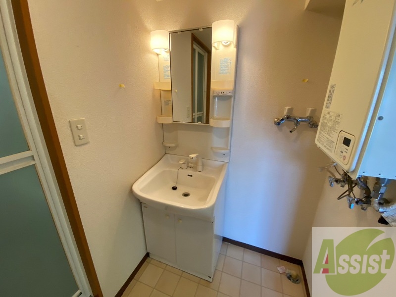 洗面設備　大きくて使いやすそうな独立洗面台になっています。