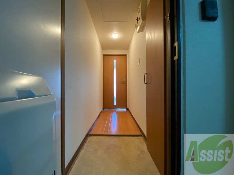 玄関　玄関です。ご覧の通り広々としていますね。