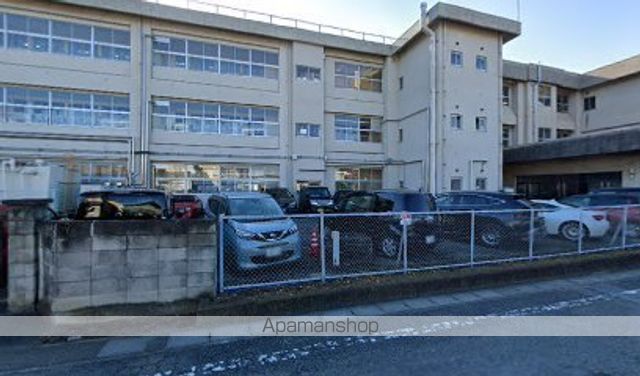 小学校　大泉町立西小学校（小学校）まで692m