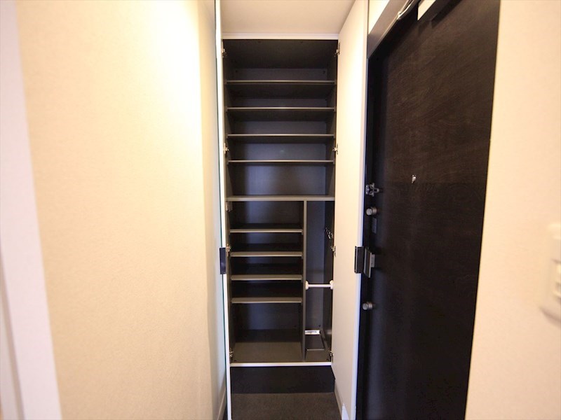 玄関　玄関　姿見鏡付き　シューズボックス付（収納充実してます）