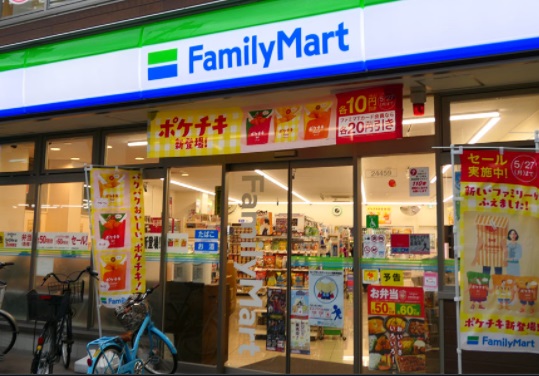 コンビニ　ファミリーマート 日本橋箱崎町店（コンビニ）まで151m
