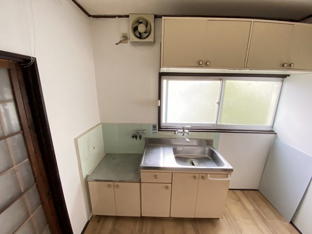 キッチン　窓付きのキッチンで換気がしやすくておすすめ！