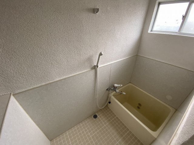 バス・シャワールーム　シンプルなユニットバス☆窓付きで換気も楽々！