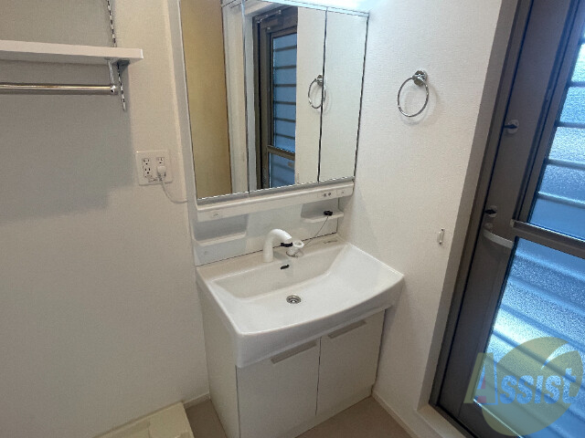 洗面設備　洗面化粧台も独立しており、洗面台の棚も利便性がありますね。