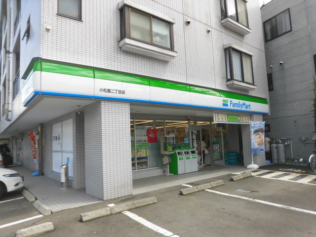 コンビニ　ファミリーマート小松島二丁目店（コンビニ）まで128m