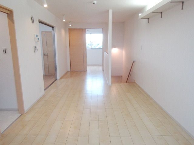 居室・リビング　★10.6帖のLDで広々生活できますね★