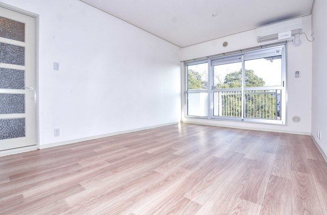 居室・リビング　リビングにはエアコンが設置されています