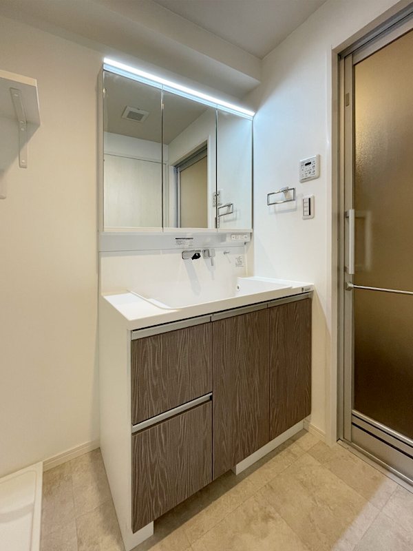 洗面設備　洗面化粧台下にヘルスメーターが収納できます。