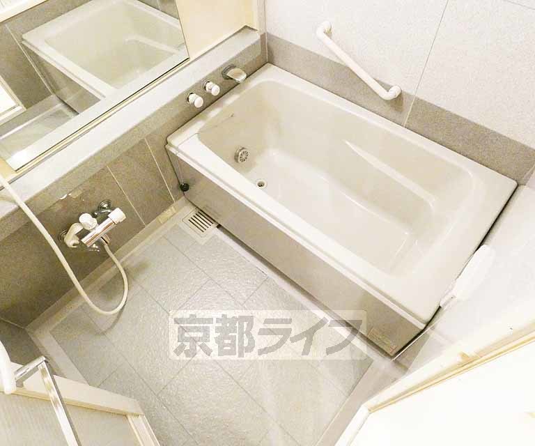 バス・シャワールーム　鏡のある便利なお風呂