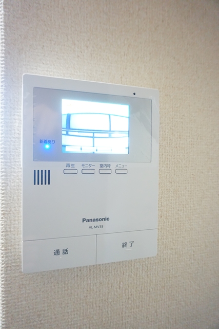 セキュリティ　来訪者の姿を確認できるＴＶモニター付インターホン設置済です！