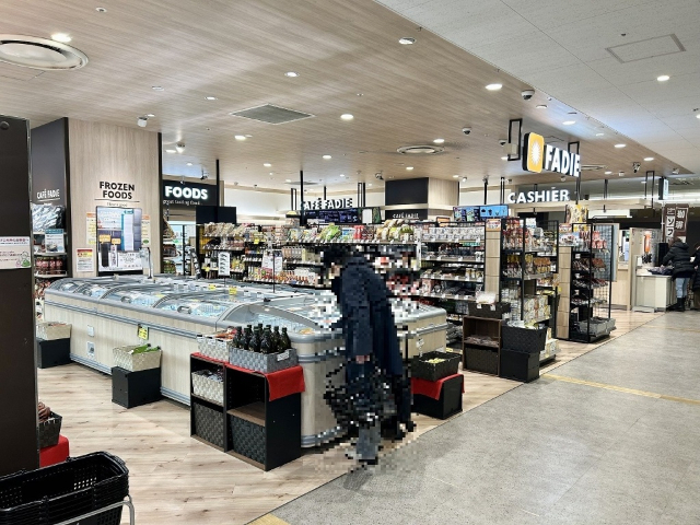 スーパー　カフェファディ小倉駅前店（スーパー）まで558m