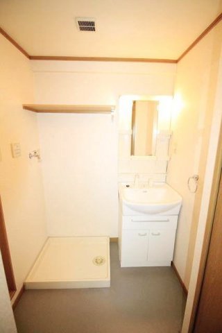 洗面設備　明るい洗面所です