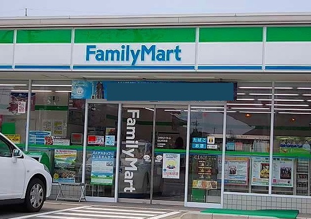 コンビニ　ファミリーマート（コンビニ）まで900m