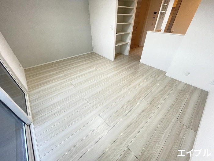 居室・リビング　同物件の別の部屋の写真です。