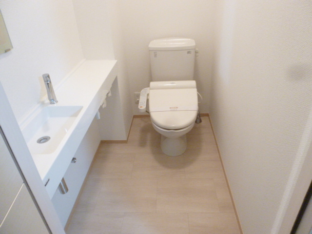 トイレ　温水洗浄暖房便座です