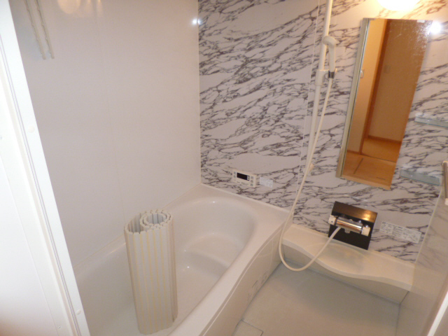 バス・シャワールーム　１６１６のお洒落なバス　給湯器・シャワー付きです