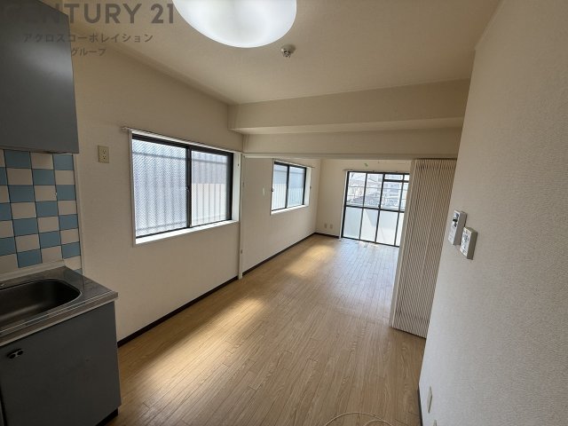 居室・リビング　窓が多くて明るいリビングです♪