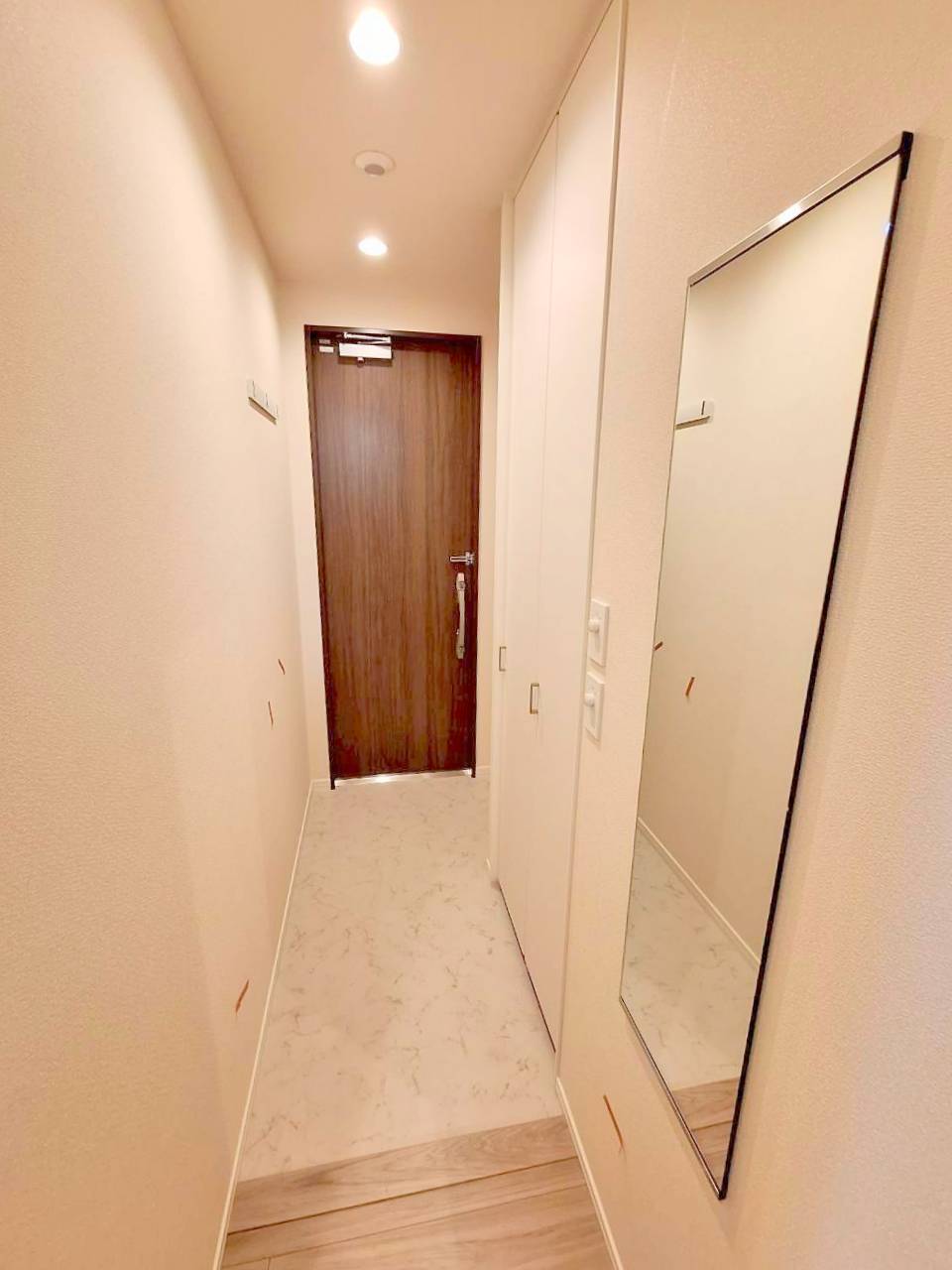 玄関　玄関に姿見あり