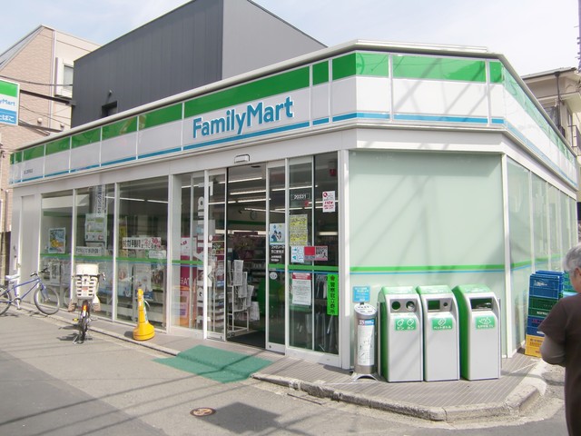 コンビニ　ファミリーマート狛江市民グランド前店（コンビニ）まで593m