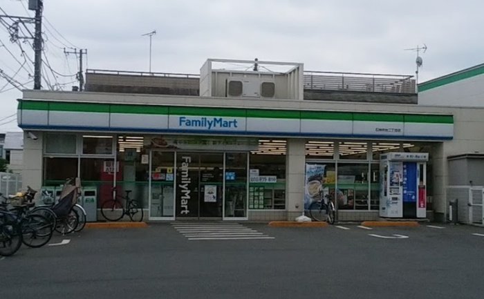 コンビニ　ファミリーマート（コンビニ）まで400m