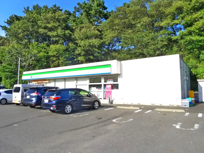 コンビニ　ファミリーマート（コンビニ）まで550m