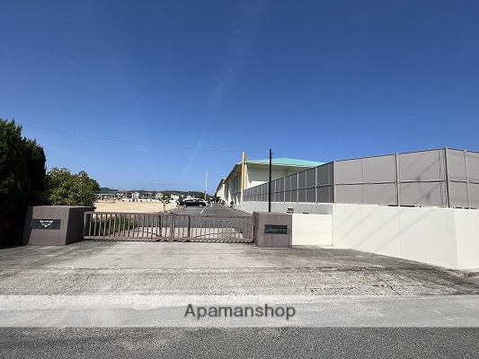 中学校　たつの市立中学校龍野西中学校（中学校）まで726m