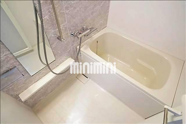 バス・シャワールーム　浴室乾燥付き。