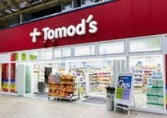 ドラックストア　トモズビーンズ赤羽店（ドラッグストア）まで150m