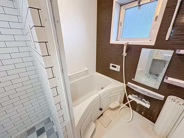 バス・シャワールーム　写真、間取図面、設備、概要などが現況と異なる場合は現況優先と