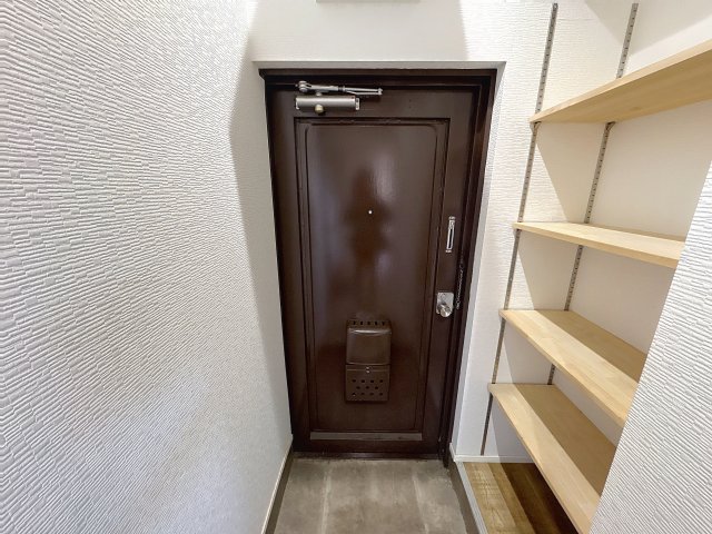 玄関　写真、間取図面、設備、概要などが現況と異なる場合は現況優先と