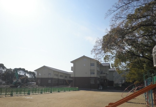 小学校　武雄市立武雄小学校（小学校）まで586m