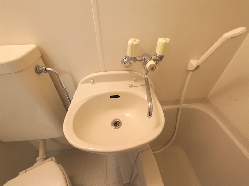 洗面設備　バスルーム内に洗面台付き