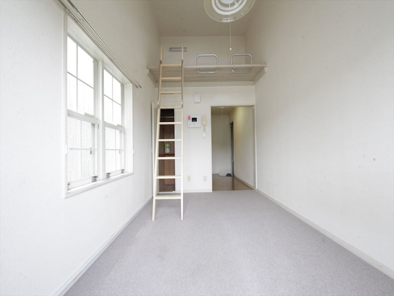 居室・リビング　洋室6.0帖　エアコン完備　ロフト付き