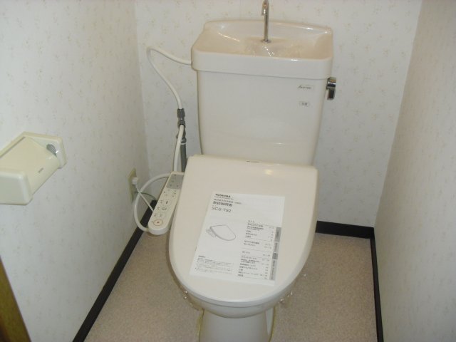 トイレ　同物件別号室の写真です。