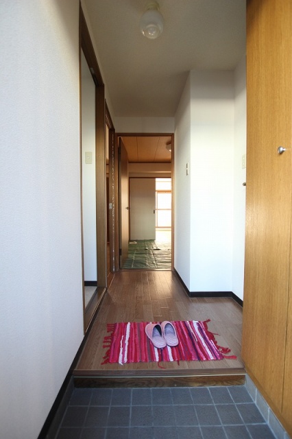 玄関　同物件別号室の写真です。