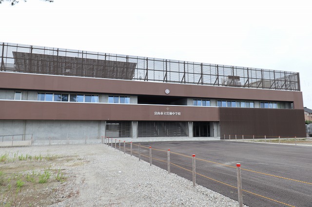 中学校　岩瀬中学校（中学校）まで384m