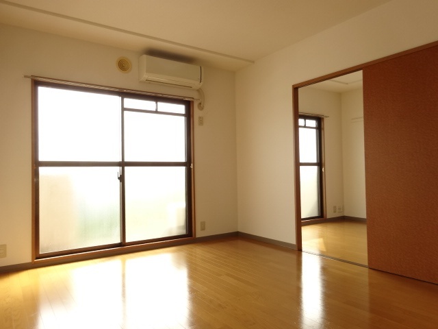 居室・リビング　３０３号室の写真を利用