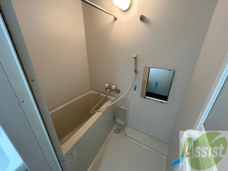 バス・シャワールーム　バスルームは狭すぎず、シャワーも浴びやすそうです。