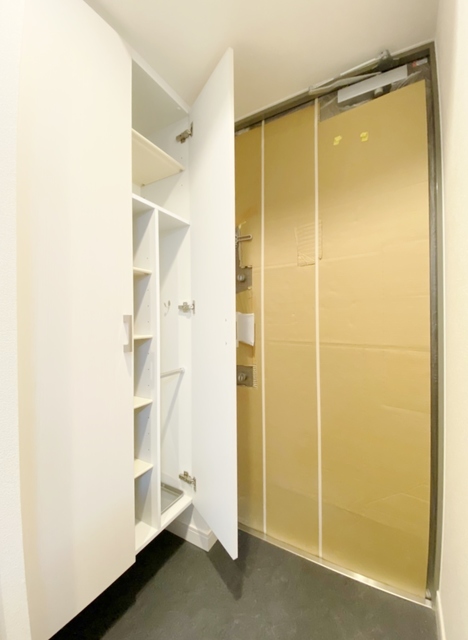 玄関　玄関横に大きなシューズボックス